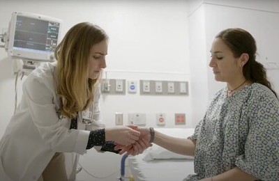 Кодирование Аквилонг в Жердевке Врач держит пациентку за руку