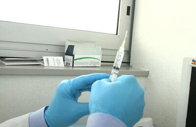 Проведение кодирования Вивитролом в Жердевке Шприц с Вивитролом в руках у врача